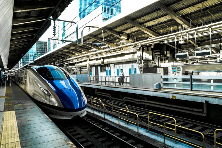 Pour les personnes sourdes, voyager en train peut être un pari : l'avatar Auslan alimenté par l'IA peut aider
