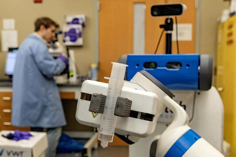 L'automatisation robotique et l'IA accéléreront le progrès scientifique dans les laboratoires scientifiques
