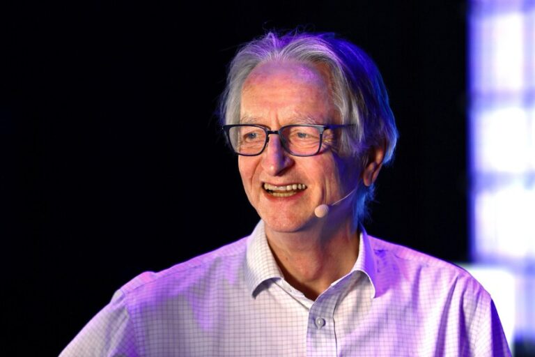 Geoffrey Hinton était déjà pessimiste à l’égard de l’IA avant de remporter le prix Nobel. Maintenant, c'est encore plus le cas
