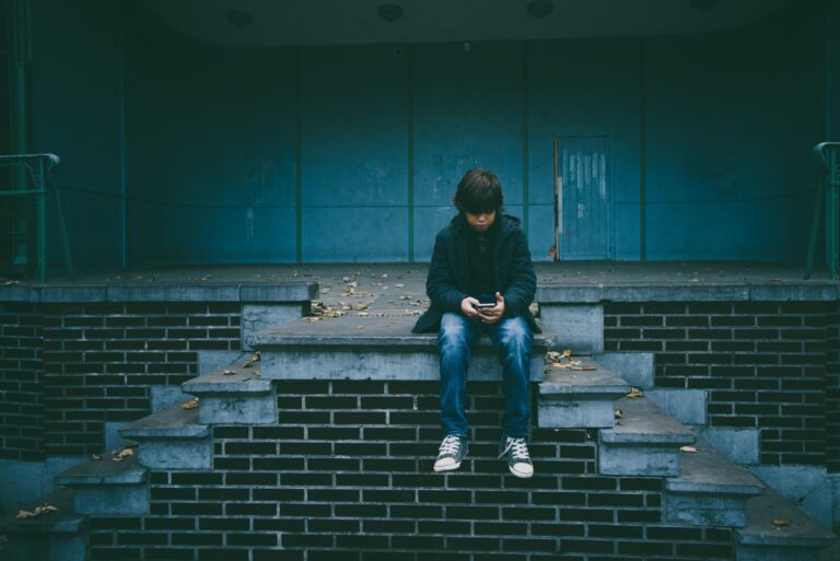 Les décès liés aux chatbots montrent que nous devons de toute urgence revoir ce qui est considéré comme une IA « à haut risque »
