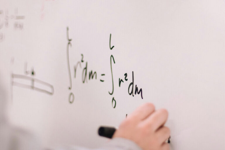Nous essayions de résoudre certains problèmes mathématiques depuis plus d’un siècle. L'IA commence à les démêler
