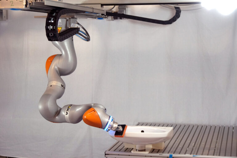 Le robot nettoyeur de lavabos peut imiter les mouvements humains et adapter ses connaissances de manière flexible à différentes situations
