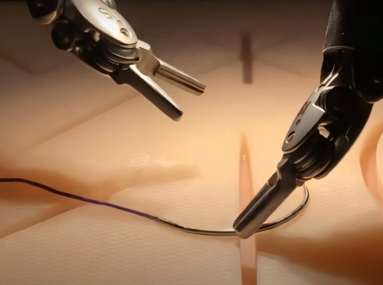 Regarder des vidéos chirurgicales permet au robot d'effectuer des tâches avec les compétences d'un médecin humain.
