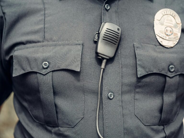 La police australienne teste l'IA pour analyser les images des caméras portées sur le corps, malgré les échecs à l'étranger, selon les critiques des experts
