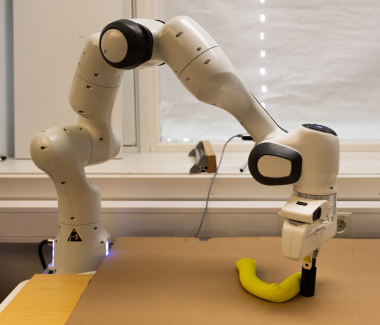 L'IA permet à un nouveau robot de manipuler des objets mous et pliables
