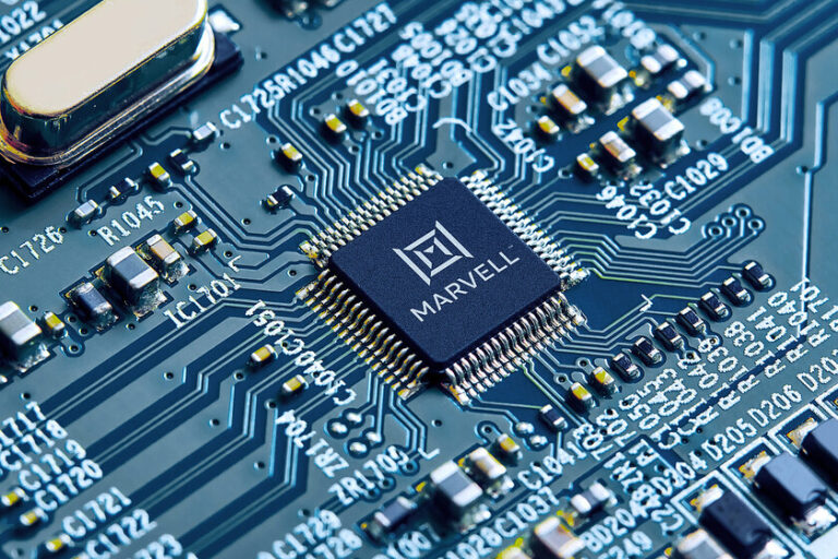 La couverture de l’industrie des semi-conducteurs est Marvell. Et son PDG est déjà dans les pools pour diriger Intel
