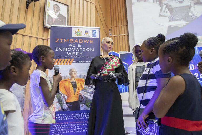 Sophia, célèbre robot et icône mondiale de l'IA, conquiert les cœurs au salon de l'innovation du Zimbabwe
