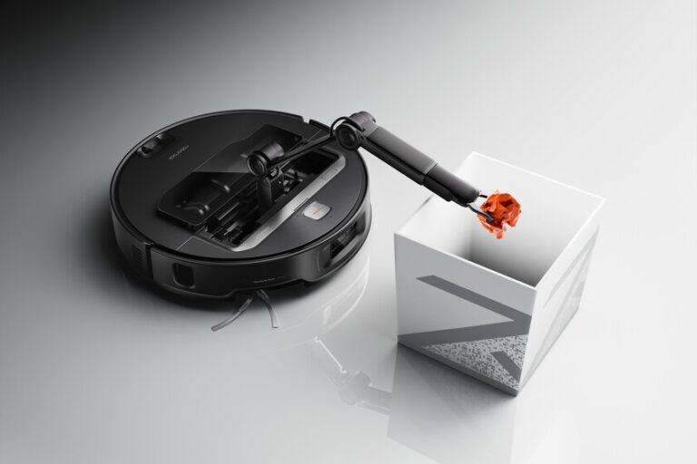 Cet aspirateur Roborock comprend un bras robotique pour nettoyer et manipuler des objets
