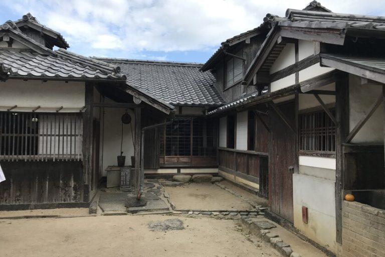 Le Japon compte tellement de personnes âgées qui meurent seules que le nombre de maisons vides est inconnu. Ils ont donc eu recours à un algorithme
