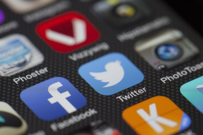 L'outil d'IA d'un diplômé en littérature anglaise déchiffre les biographies de Twitter, facilitant ainsi l'analyse de texte
