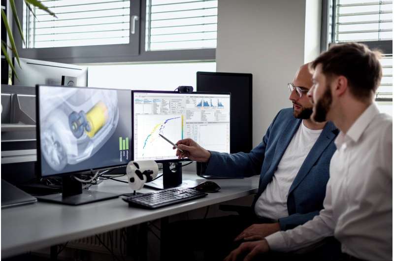 Dominik Lechleitner (à gauche) et Martin Hofstetter de l'Institute of Automotive Engineering de Tu Graz discutent des résultats d'un calcul OPED. Crédit: Sophie Ortmeier E-Mobilité: le système TU Graz AI accélère le développement de groupes motopropulseurs