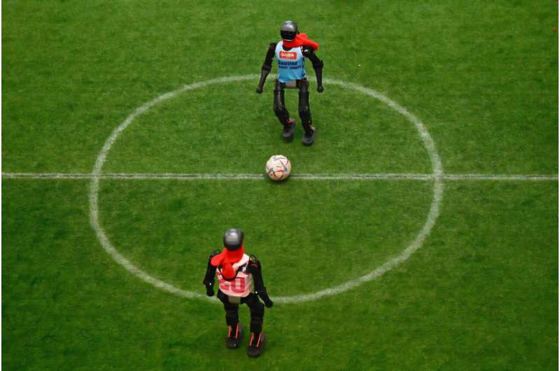 Les robots se disputent le ballon lors d'un match de football d'exposition lors d'une foire à Pékin pendant les vacances du Nouvel An lunaire d'une semaine chinoise