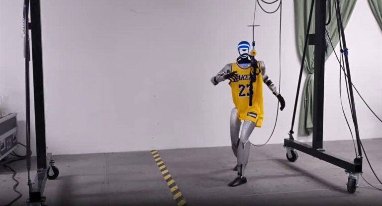 Le modèle d'entraînement du corps entier permet aux robots d'imiter les mouvements d'athlètes célèbres

