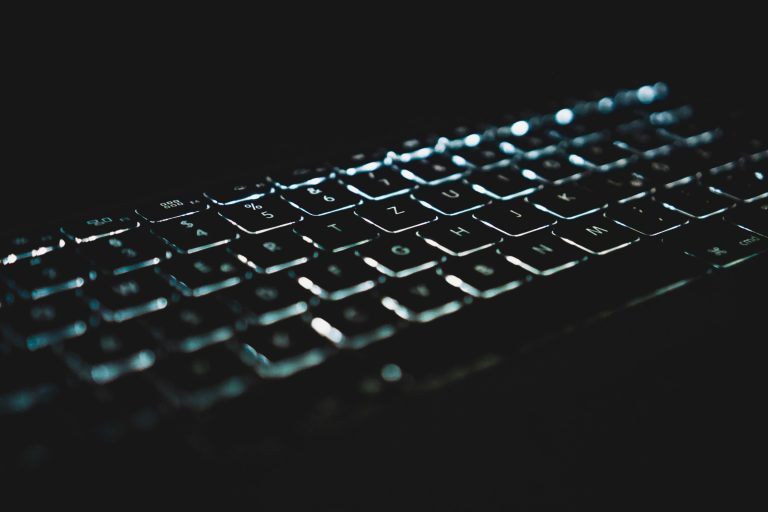 La recherche sur le forum Web Dark révèle la menace croissante des images de maltraitance des enfants générées par l'IA
