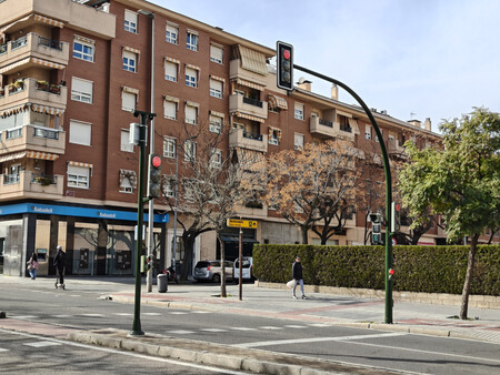 À gauche, le feu de circulation avec AI | Image: xataka