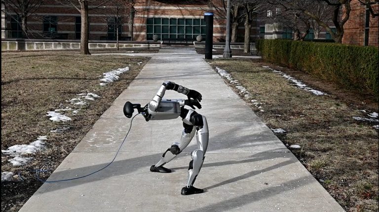 Les robots humanoïdes peuvent se lever rapidement après avoir chuté avec un nouveau cadre d'apprentissage
