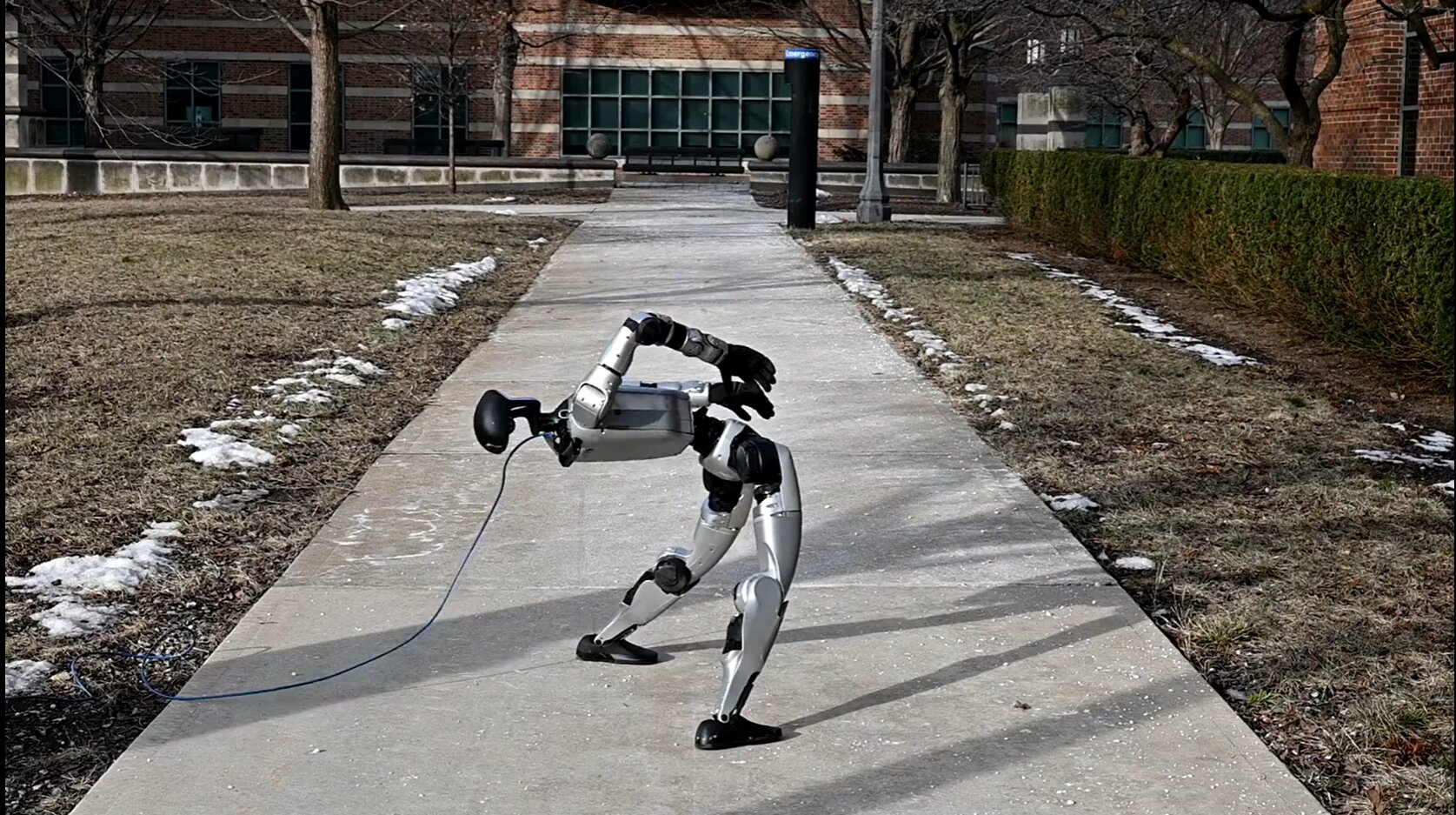 Les robots humanoïdes peuvent se lever rapidement après avoir chuté avec un nouveau cadre d'apprentissage