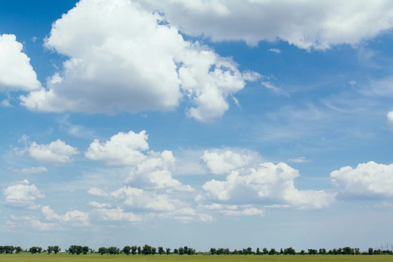 Les chercheurs enseignent aux réseaux de neurones à ajouter des nuages ​​et de la neige aux images
