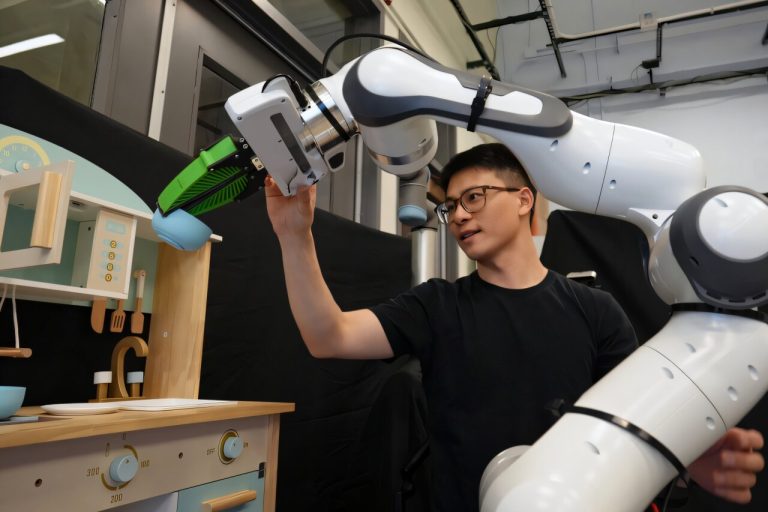 Le cadre permet à une personne de corriger les actions d'un robot en utilisant le type de rétroaction qu'il donnerait à un autre humain
