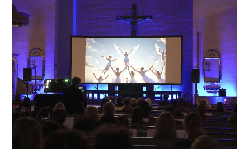 Ce qu'une église finlandaise a apprise en créant un service presque entièrement avec l'IA
