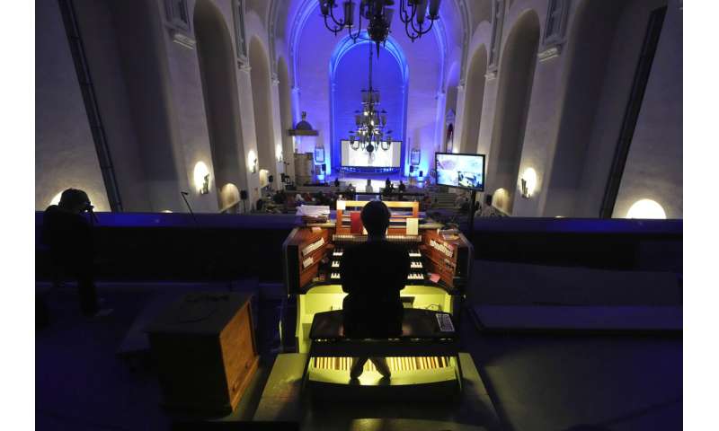Ce qu'une église finlandaise a apprise en créant un service presque entièrement avec l'IA