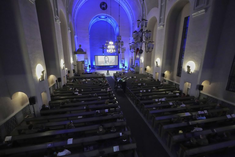 Ce qu'une église finlandaise a apprise en créant un service presque entièrement avec l'IA
