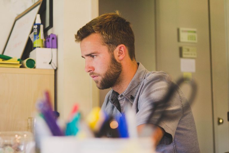 Explorer le potentiel de l'IA pour améliorer la confiance dans les environnements de travail non routine
