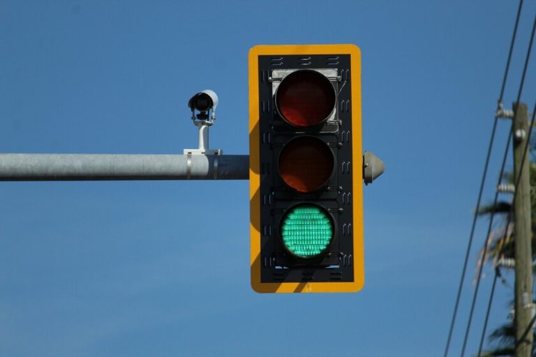 Il y a un rond-point qui efface l'accès à Grenade. Le conseil municipal veut le réparer en mettant les feux de circulation
