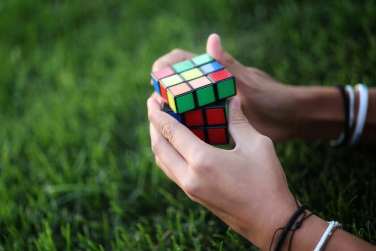 Si la question est de savoir si IA est déjà aussi bonne que l'intelligence humaine, la réponse est: résout ce puzzle
