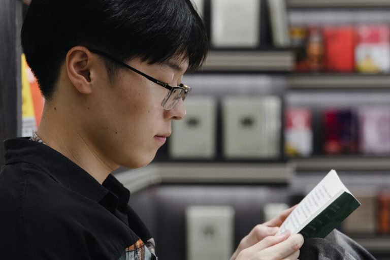 des milliers et des milliers de chinois étudiant dans les universités
