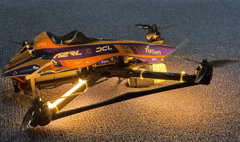 Le drone autonome bat d'abord les champions humains dans les courses historiques
