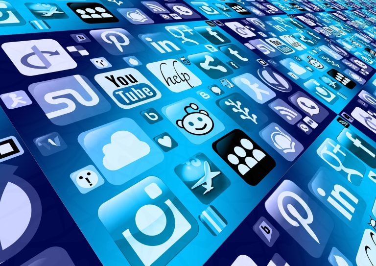 Les réseaux sociaux sont vulnérables à une manipulation et une polarisation relativement simples

