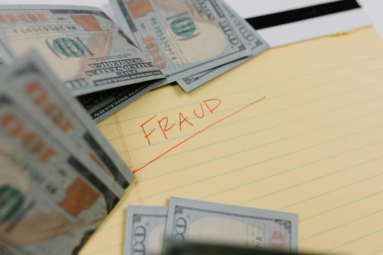 La méthode d'apprentissage automatique réduit les coûts de détection de fraude en générant des étiquettes précises à partir d'ensembles de données déséquilibrés
