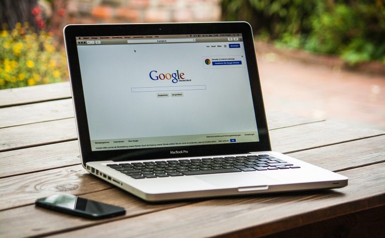 Google place les publicités à l'intérieur des conversations du chatbot avec les startups AI
