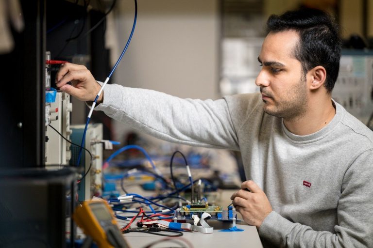 New Chip utilise l'emprise d'IA pour réduire l'empreinte énergétique des modèles de grande langue de 50%
