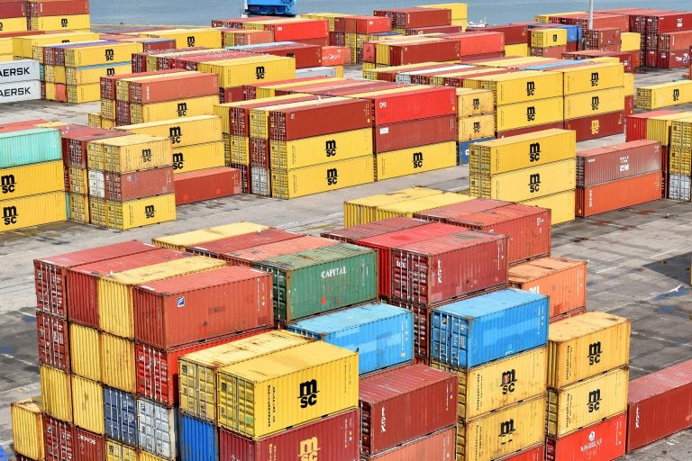 Un outil d'IA interactif révèle comment les entreprises réagissent aux menaces économiques

