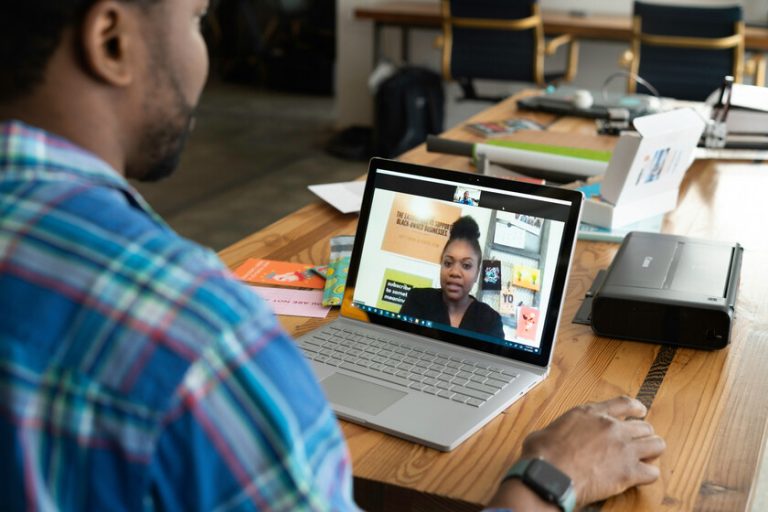 IA a commencé à faire des entretiens de travail. Et les personnes interrogées sont horrifiées d'eux

