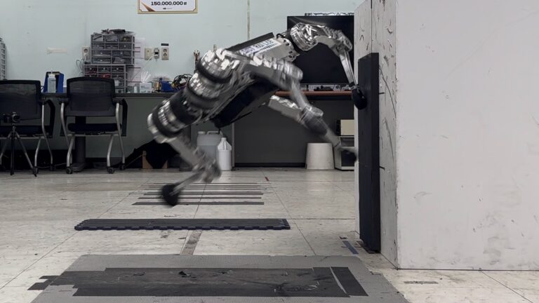 Robot navigue parkour à grande vitesse avec planification des mouvements autonomes
