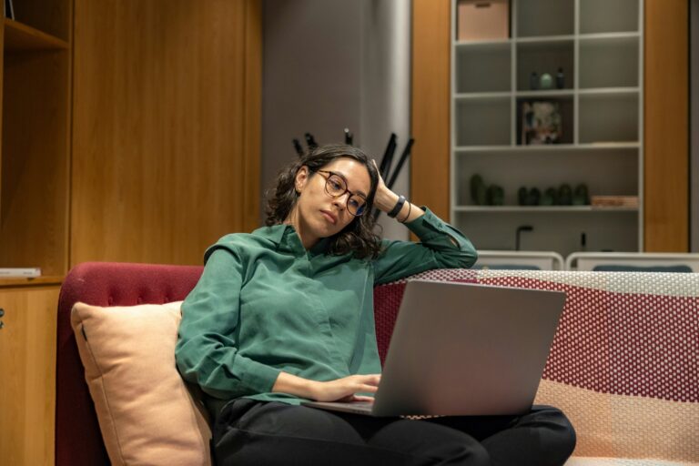 Les fonctionnaires seniors pensent que Genai augmentera la productivité, mais s'inquiète des risques
