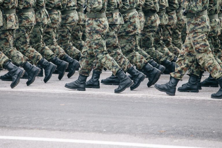 Utilisation de l'IA pour améliorer la signalisation des menaces internes au sein de l'armée américaine
