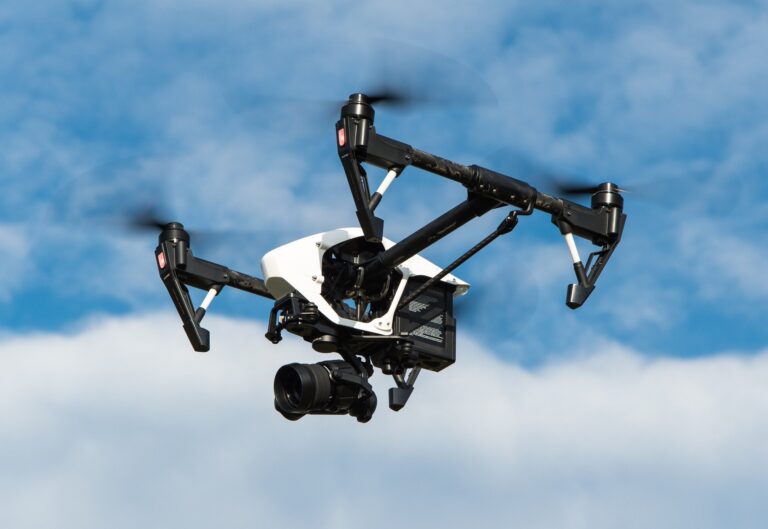 Le système de contrôle compatible AI aide les drones autonomes à rester sur la cible dans des environnements incertains
