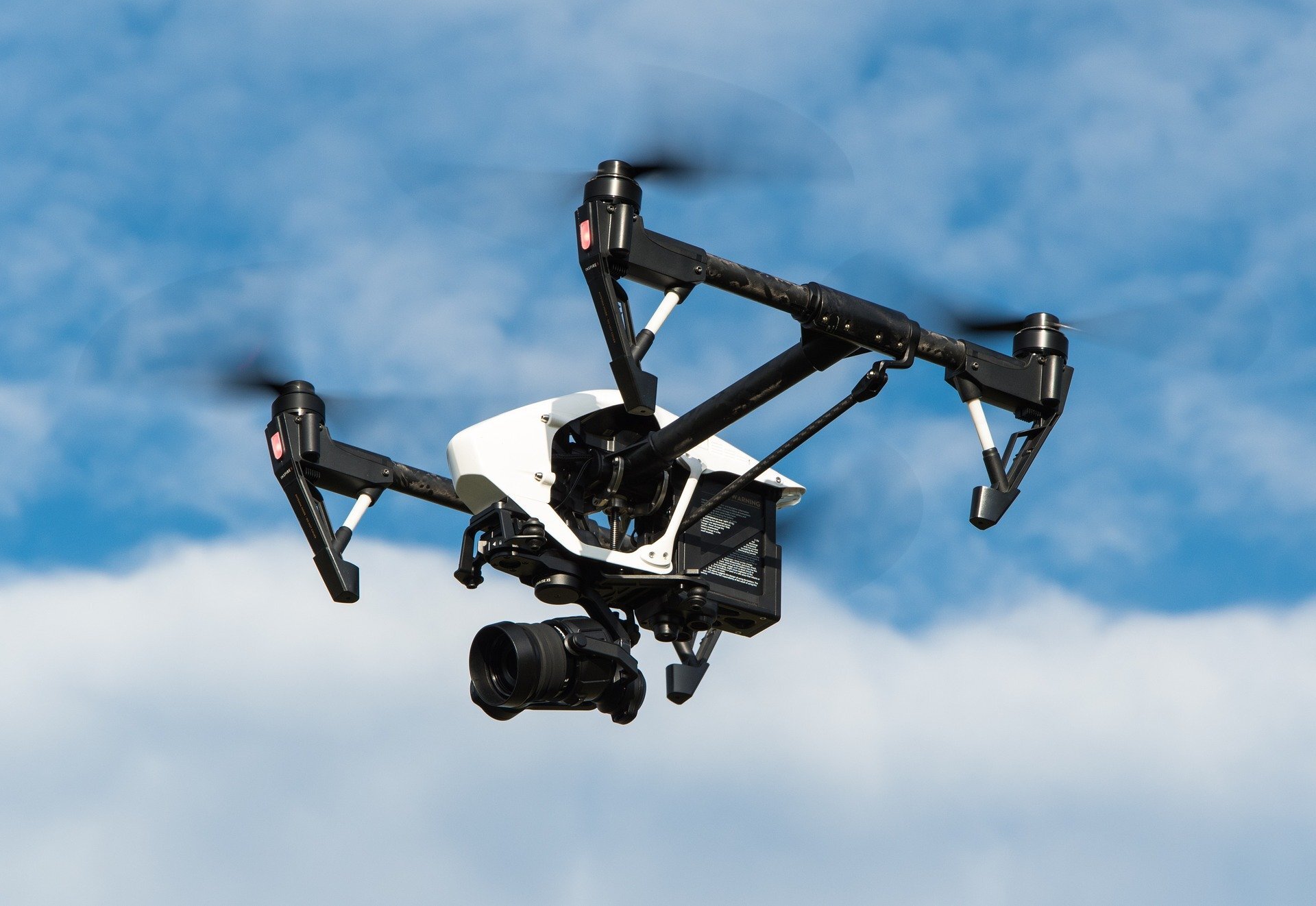 Le système de contrôle compatible AI aide les drones autonomes à rester sur la cible dans des environnements incertains