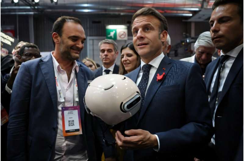 Le président français Emmanuel Macron a essayé le casque connecté au Cosmo lors de sa visite au salon de la technologie Vivatech
