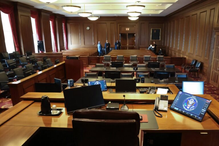 La justice en jeu alors que l'IA génératrice entre dans la salle d'audience
