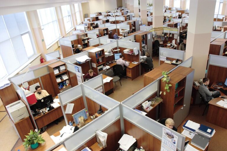Certaines entreprises parient très fortement pour remplacer leurs travailleurs par une IA. Ils regrettent déjà
