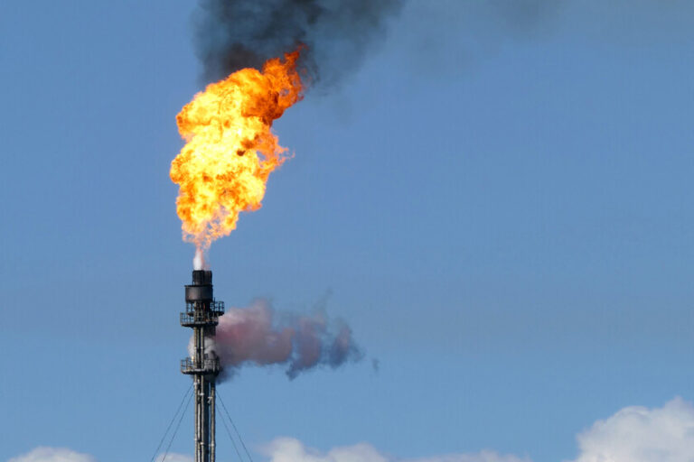 IA consomme tellement d'énergie que les États-Unis construisent des centres de données directement dans les puits de gaz naturel
