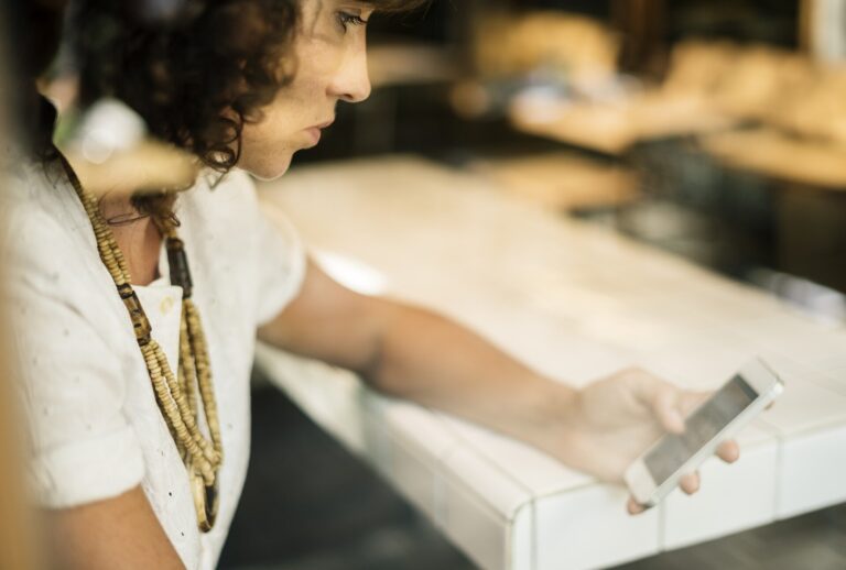 Les chatbots sont en hausse, mais les clients font toujours confiance aux agents humains plus
