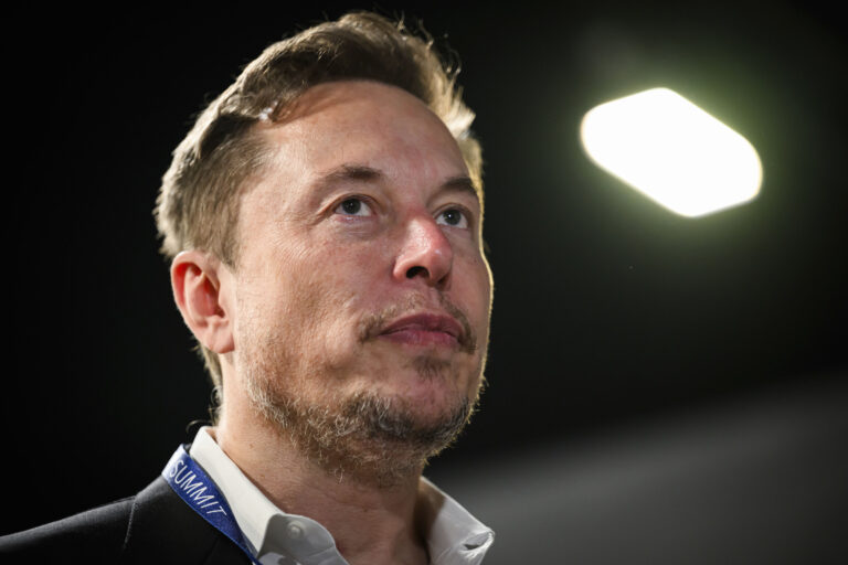 La société AI de Musk frappe les messages inappropriés après que Grok Chatbot ait fait des commentaires antisémites
