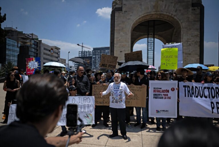 Les acteurs de la voix mexicaine exigent une réglementation sur le clonage de la voix de l'IA
