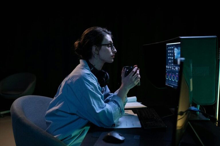 Le "Jour 996" a toujours été un symbole des excès de la Chine au travail. Maintenant, la Silicon Valley la serre dans ses bras
